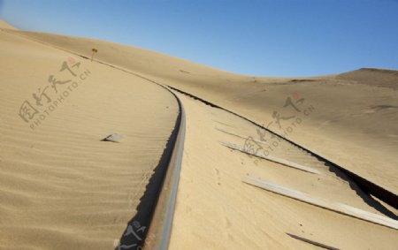 沙漠里的轨道图片