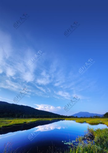 青山绿水碧蓝天空图片