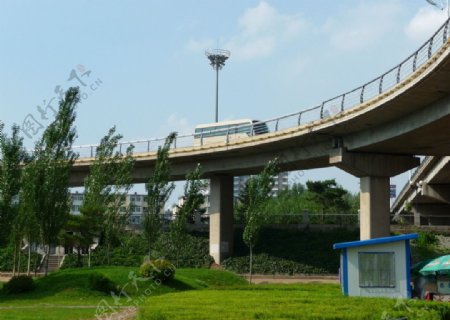 松花江畔引桥图片