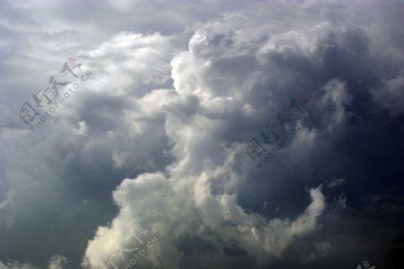 天空黑压压的乌云图片