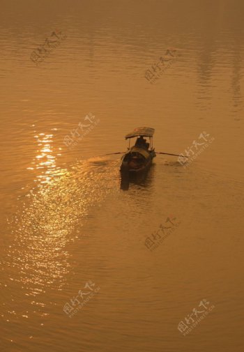 合川早晨嘉陵江上打渔船图片