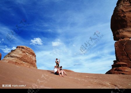 蓝天沙漠戈壁图片