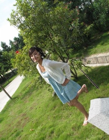 殷叶子蓝色短裙生活写真图片