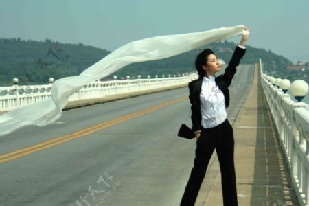 刘亦菲大桥燕尾服和丝带图片