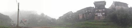 泸州福宝古镇雾中吊脚楼全景图片