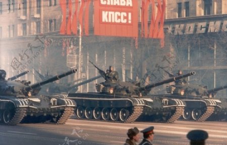 1983年11月7日十月革命66周年阅兵式苏联坦克重装备列队快速驶向红场图片