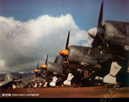 美国SB2C俯冲轰炸机图片