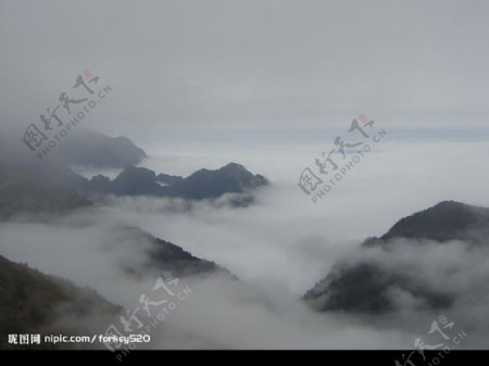 云雾绕山图片