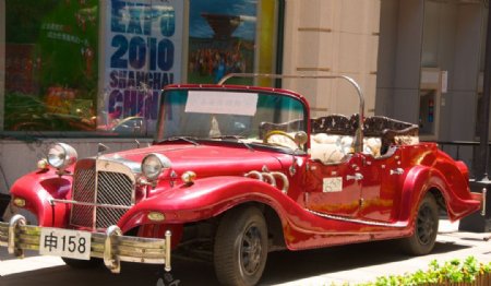 上海南京東路照相館前的紅色老爺車图片