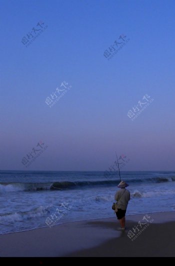 海边黎明的渔翁图片