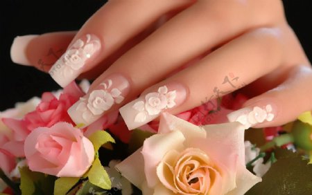 粉色玫瑰雕花美甲图片