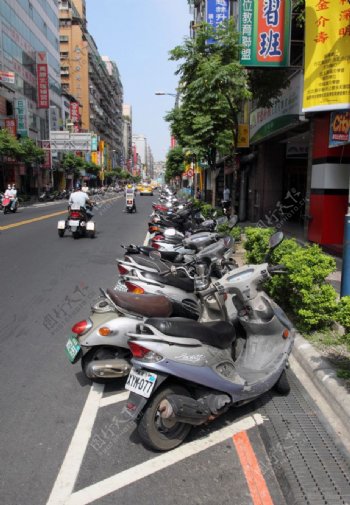 台北大街上的摩托车图片