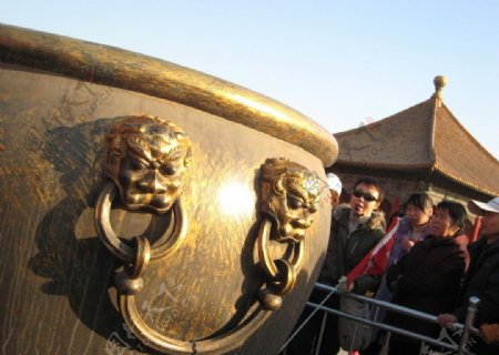 故宫鎏金水缸图片