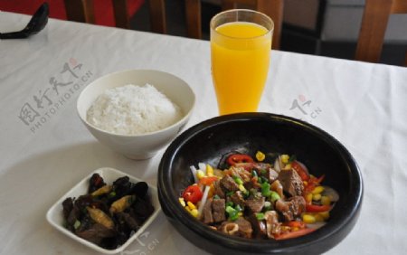 红烧牛腩石锅饭图片