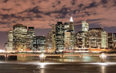 曼哈顿的繁华城市夜景图片