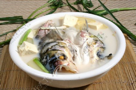 鱼头炖豆腐图片