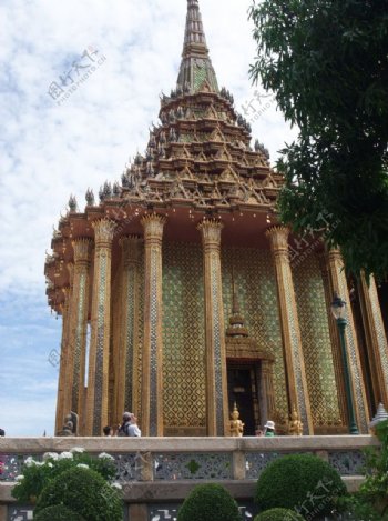 异国风情泰国建筑庙宇兀立树影婆娑自然和谐图片