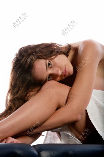 浴巾遮身的性感美女图片