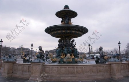 巴黎协和广场塔型雕塑喷泉图片