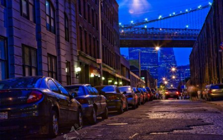 纽约夜色中布鲁克林大桥下的街道图片