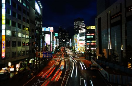 东京新宿夜晚的街景图片