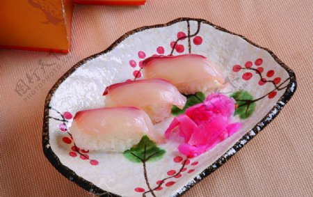 日本鲜嫩生鱼片寿司图片