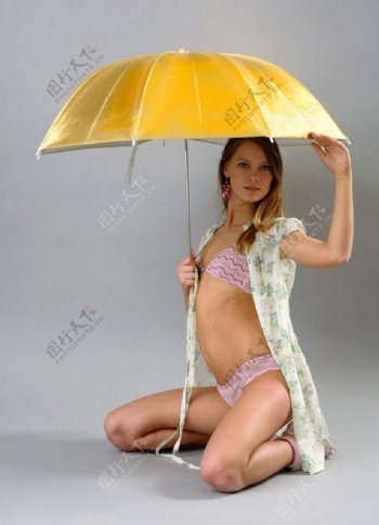 雨伞下的漂亮性感美女图片