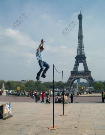巴黎埃菲尔铁塔广场上的挑战者图片