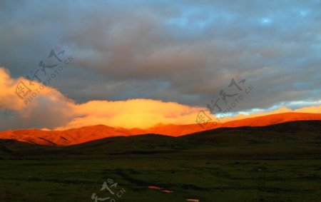 夕阳照在山丘上图片