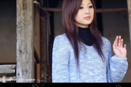 台湾网络超人气美女果子MM蓝色毛衣图片