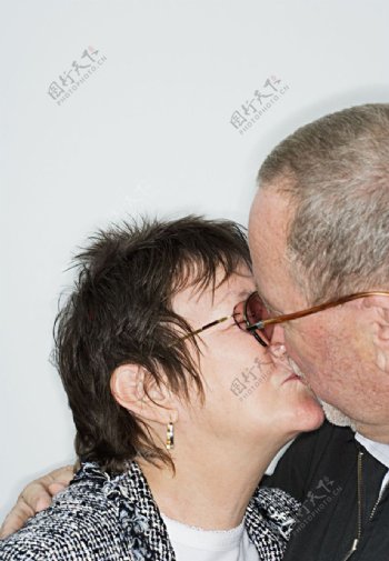 亲吻的老年夫妻图片