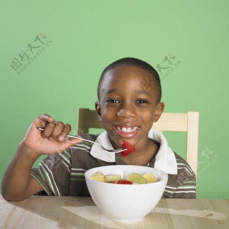 吃水果的小帅哥图片