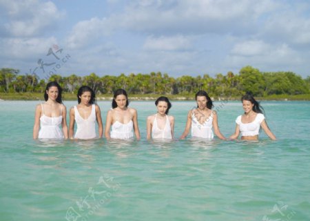 海边游泳水中五个女人高清大图图片