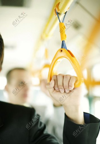 公交车上商务人物抓着拉手特写图片