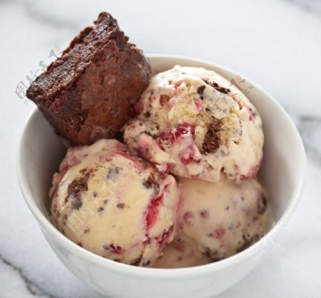 红莓果仁巧克力冰淇淋图片
