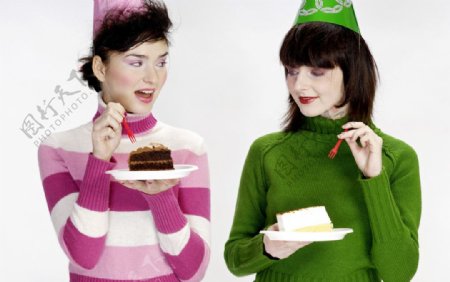 两个吃蛋糕的美女图片