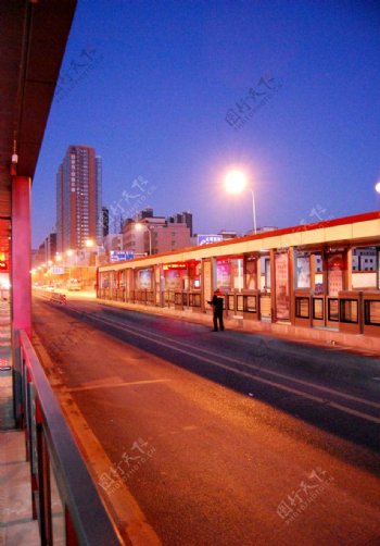 凌晨的BRT公交站点图片