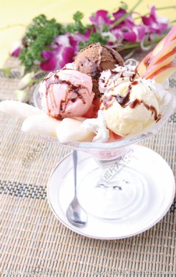 三色恋人冰淇淋图片