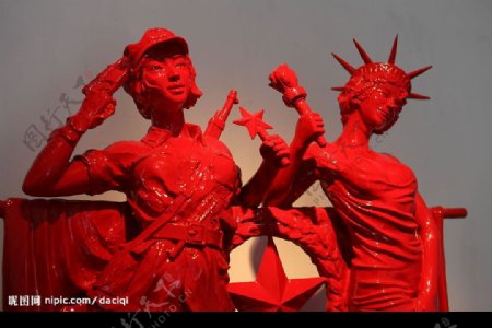 798艺术工厂中的雕塑红色女神图片