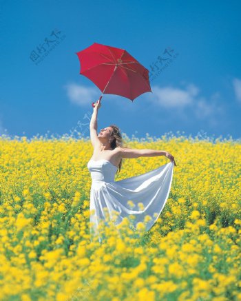 撑着红伞的女人图片