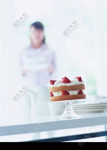 桌上草莓奶油蛋糕图片