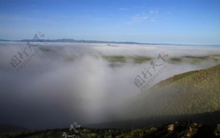 薄雾群山图片
