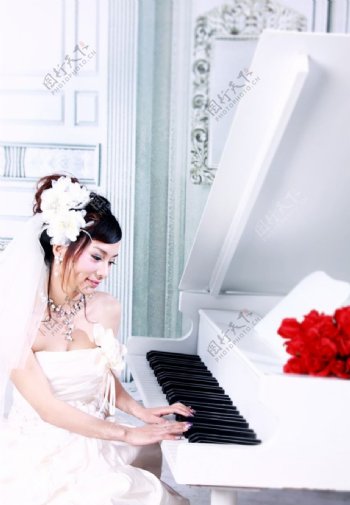 婚纱钢琴美女新娘造型摄影店宣传海报图片