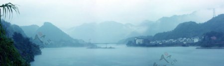 雾绕清江图片