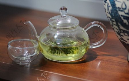 玻璃茶壶茶杯淡竹叶茶图片