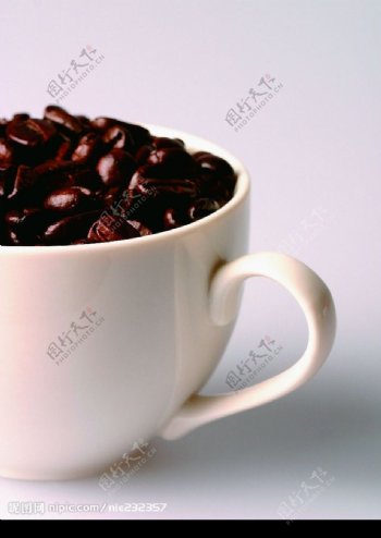一杯咖啡豆图片