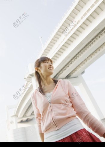 桥下的女孩图片