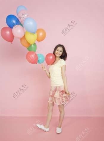 拿着彩色气球的快乐美女图片