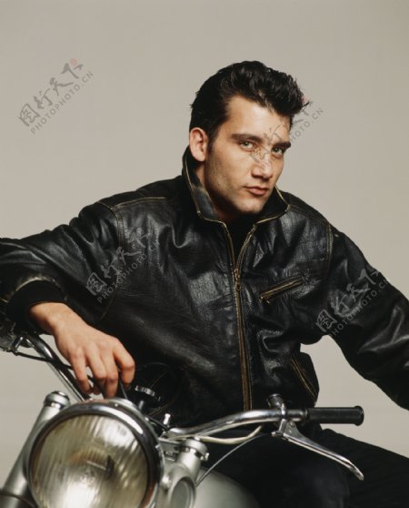 骑摩托车穿皮衣的男模特图片