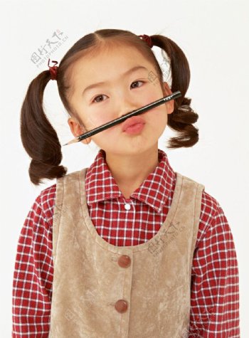 嘴巴和鼻子夹着铅笔的小女孩图片